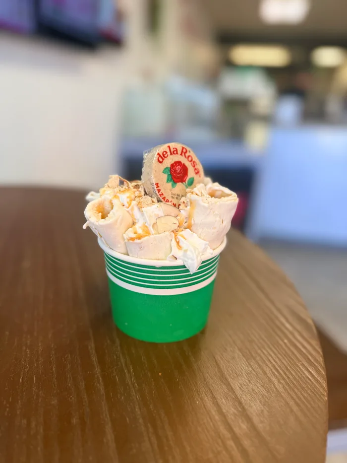 Mazapán rolled ice cream